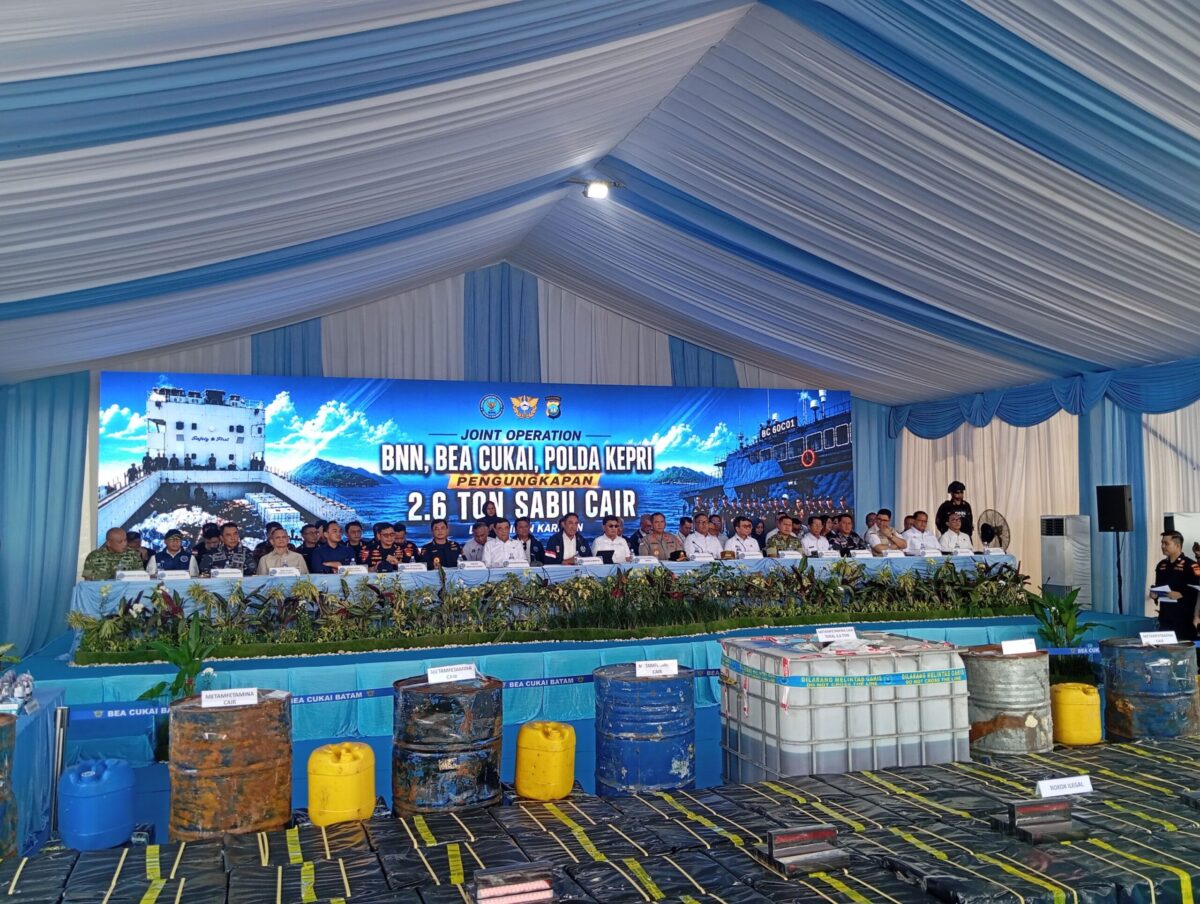BNN, Bea Cukai dan Polda Kepri jumpa pers atas temuan sabu cair 2,6 ton dan rokok ilegal di Dermaga Bea Cukai Batam, Jumat (21/8/2026). Foto:Rega/matapedia