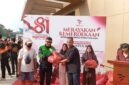 Direktur Utama First Club, Lian Tasrin, turun langsung membagikan paket sembako kepada warga, Senin (24/8/2026). Foto:Rega/matapedia