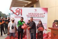 Direktur Utama First Club, Lian Tasrin, turun langsung membagikan paket sembako kepada warga, Senin (24/8/2026). Foto:Rega/matapedia