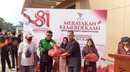 Direktur Utama First Club, Lian Tasrin, turun langsung membagikan paket sembako kepada warga, Senin (24/8/2026). Foto:Rega/matapedia