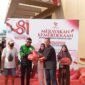 Direktur Utama First Club, Lian Tasrin, turun langsung membagikan paket sembako kepada warga, Senin (24/8/2026). Foto:Rega/matapedia