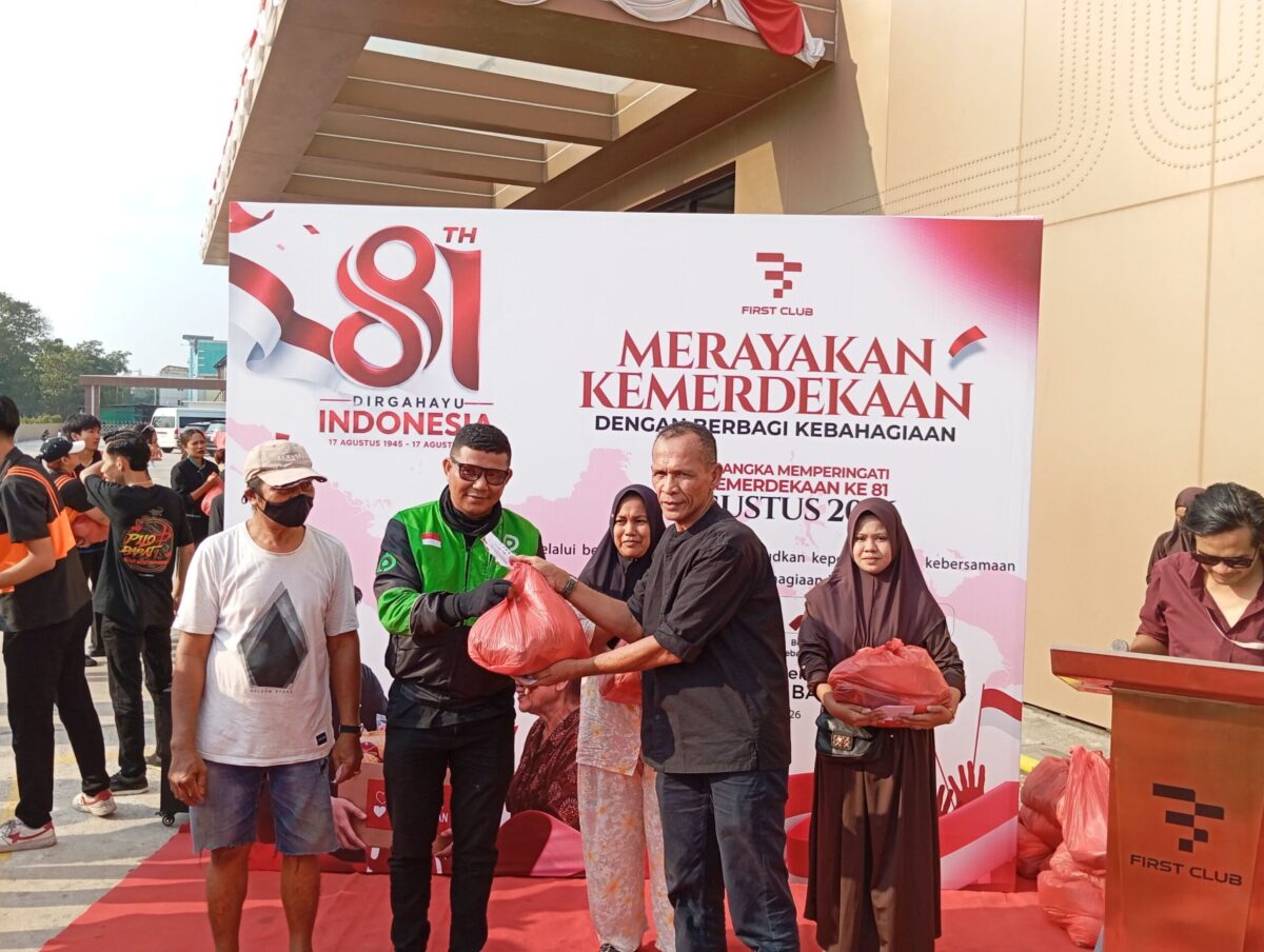 Direktur Utama First Club, Lian Tasrin, turun langsung membagikan paket sembako kepada warga, Senin (24/8/2026). Foto:Rega/matapedia