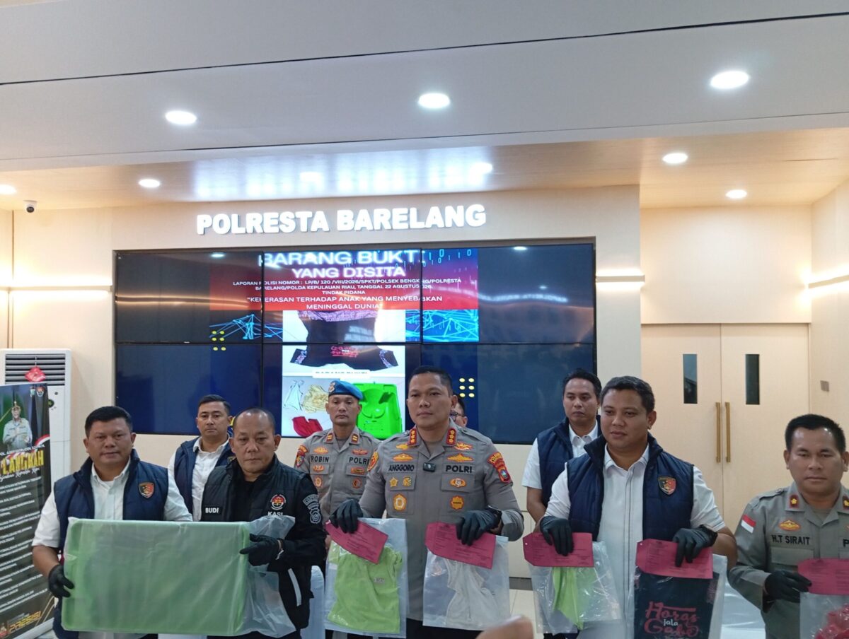 Polisi ekspos kasus tindak pidana kekerasan terhadap anak di Batam, Rabu (26/8/2026). Foto:Rega/matapedia
