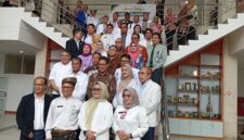 Menteri Kesehatan RI Budi Gunadi Sadikin bersama Direktur RSUD Embung Fatimah Batam dan para dokter serta perawat, Jumat (28/8/2026). Foto:Rega/matapedia