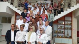 Menteri Kesehatan RI Budi Gunadi Sadikin bersama Direktur RSUD Embung Fatimah Batam dan para dokter serta perawat, Jumat (28/8/2026). Foto:Rega/matapedia