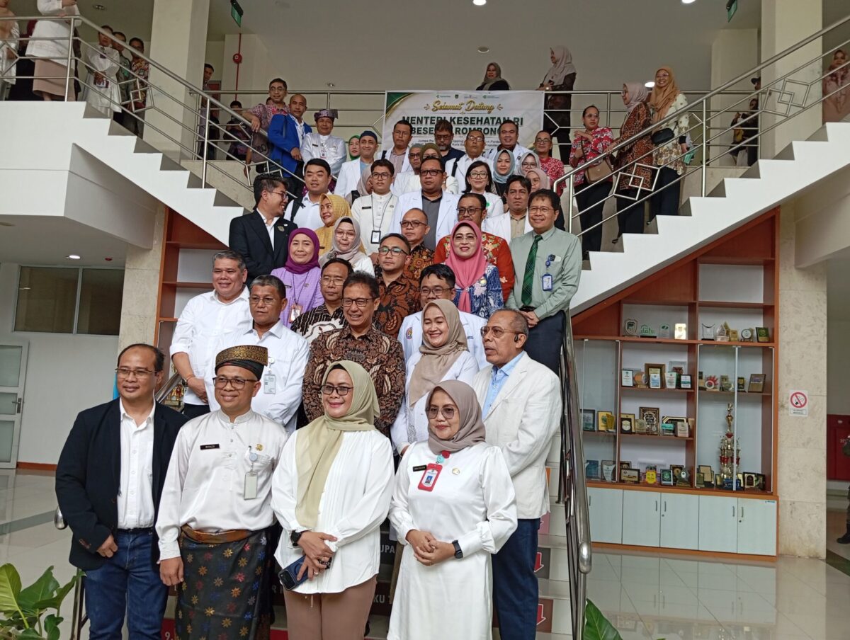 Menteri Kesehatan RI Budi Gunadi Sadikin bersama Direktur RSUD Embung Fatimah Batam dan para dokter serta perawat, Jumat (28/8/2026). Foto:Rega/matapedia
