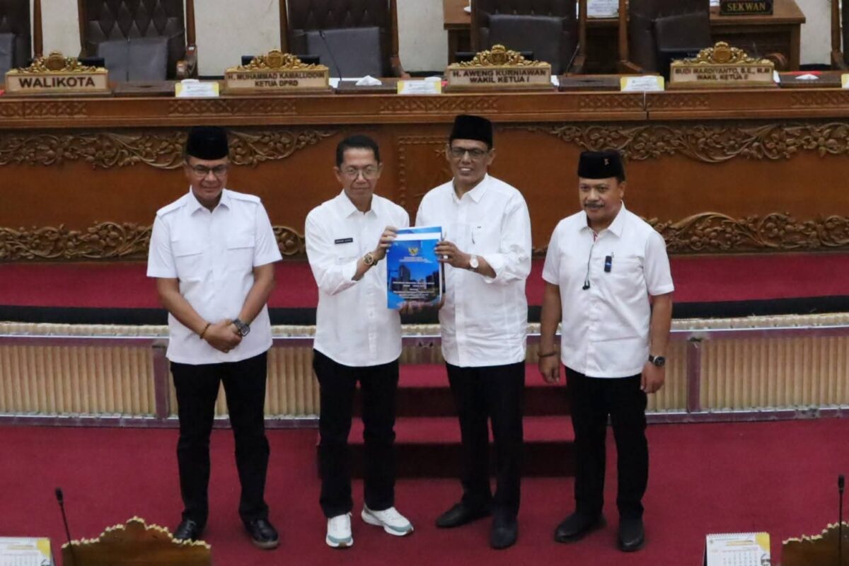 Wali Kota Batam Amsakar Achmad tengah. Foto:Diskominfo