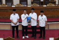Wali Kota Batam Amsakar Achmad tengah. Foto:Diskominfo
