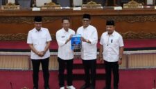 Wali Kota Batam Amsakar Achmad tengah. Foto:Diskominfo