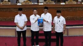 Wali Kota Batam Amsakar Achmad tengah. Foto:Diskominfo