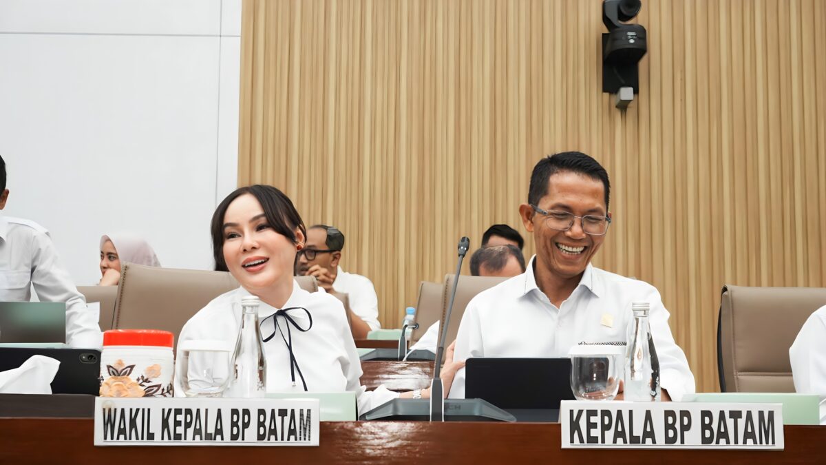 Kepala BP Batam Amsakar dan Wakil Wali Kota LI Claudia. Foto:Istimewa