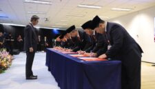 Wakil Ketua Dewan Komisioner OJK Hernawan Bekti Sasongko melantik dan mengambil sumpah sejumlah pejabat pimpinan satuan kerja di Jakarta, Selasa (1/9/2026). Foto:OJK Kepri