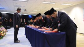 Wakil Ketua Dewan Komisioner OJK Hernawan Bekti Sasongko melantik dan mengambil sumpah sejumlah pejabat pimpinan satuan kerja di Jakarta, Selasa (1/9/2026). Foto:OJK Kepri