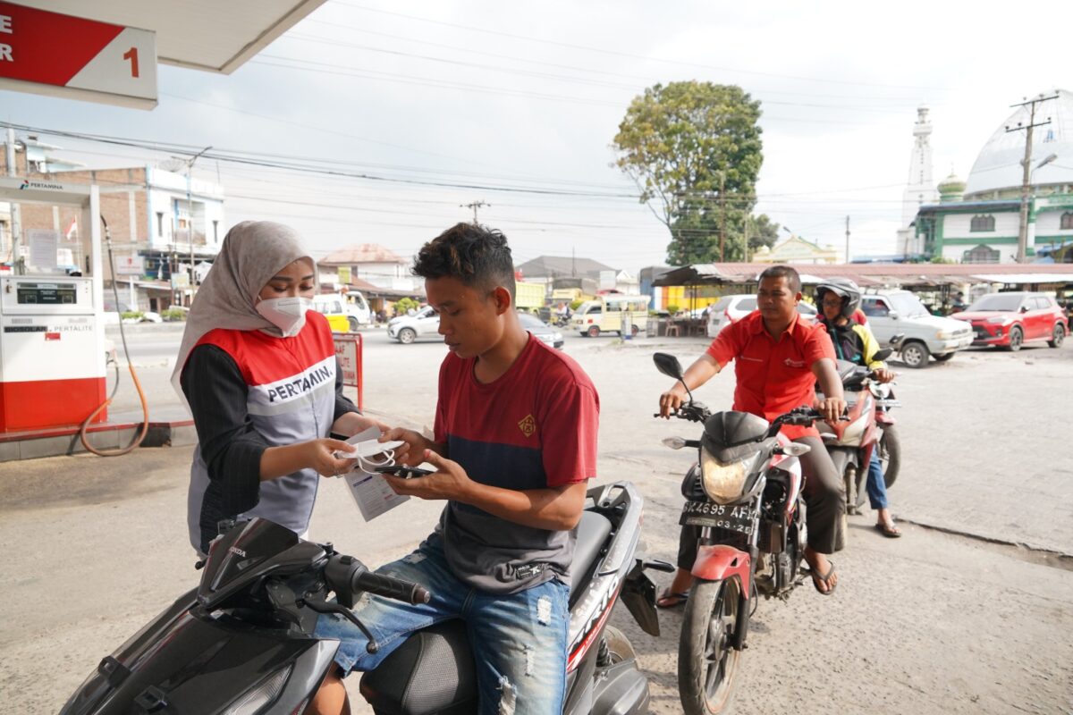 Pertamina Patra Niaga sedang bagikan masker. Foto:Istimewa