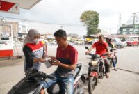 Pertamina Patra Niaga sedang bagikan masker. Foto:Istimewa