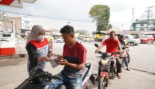 Pertamina Patra Niaga sedang bagikan masker. Foto:Istimewa