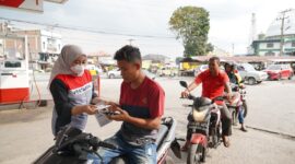 Pertamina Patra Niaga sedang bagikan masker. Foto:Istimewa