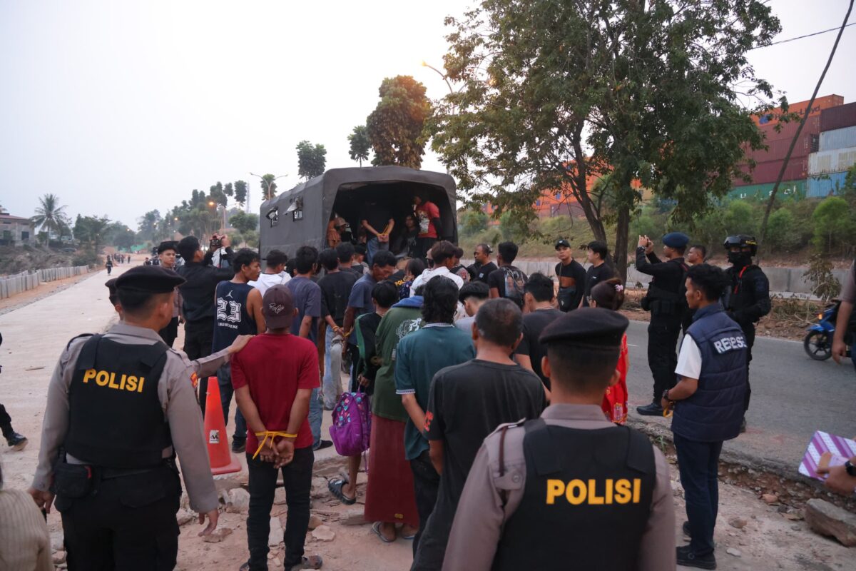 Ratusan orang diamankan polisi di kampung Madani atau dikenal kampung Aceh pada Minggu (6/9/2026). Foto: Humas Polda Kepri