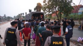 Ratusan orang diamankan polisi di kampung Madani atau dikenal kampung Aceh pada Minggu (6/9/2026). Foto: Humas Polda Kepri