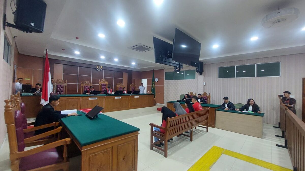 Terdakwa Wilson Lukman, Anik Istiqomah Noviana alias Meylika Levana alias Mami, Salmiati alias Papi Charles, dan Putri Eangelina alias Papi Tama Saat Menjalani Sidang Pembacaan Surat Tuntutan di PN Batam, Senin (7/9/2026). Foto: Istimewa