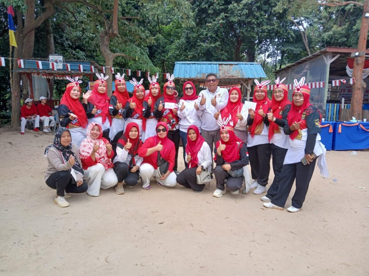 Lurah Tanjungpinggir, Agus Syofian bersama dengan warga beberapa hari lalu. Foto:Istimewa