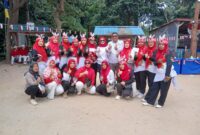 Lurah Tanjungpinggir, Agus Syofian bersama dengan warga beberapa hari lalu. Foto:Istimewa
