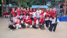 Lurah Tanjungpinggir, Agus Syofian bersama dengan warga beberapa hari lalu. Foto:Istimewa
