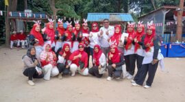 Lurah Tanjungpinggir, Agus Syofian bersama dengan warga beberapa hari lalu. Foto:Istimewa