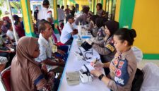 Polwan Polda Kepri dan Polresta Barelang bersama masyarakat Rempang mengikuti doa bersama dalam suasana penuh keakraban, Senin (7/9/2026). Foto:Humas Polda Kepri