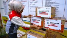 Pertamina Patra Niaga Regional Sumatera Bagian Utara (Sumbagut) ikut memperkuat penanganan pemulihan dengan menyalurkan bantuan bagi warga terdampak dan tim satuan tugas (Satgas). Foto:Istimewa