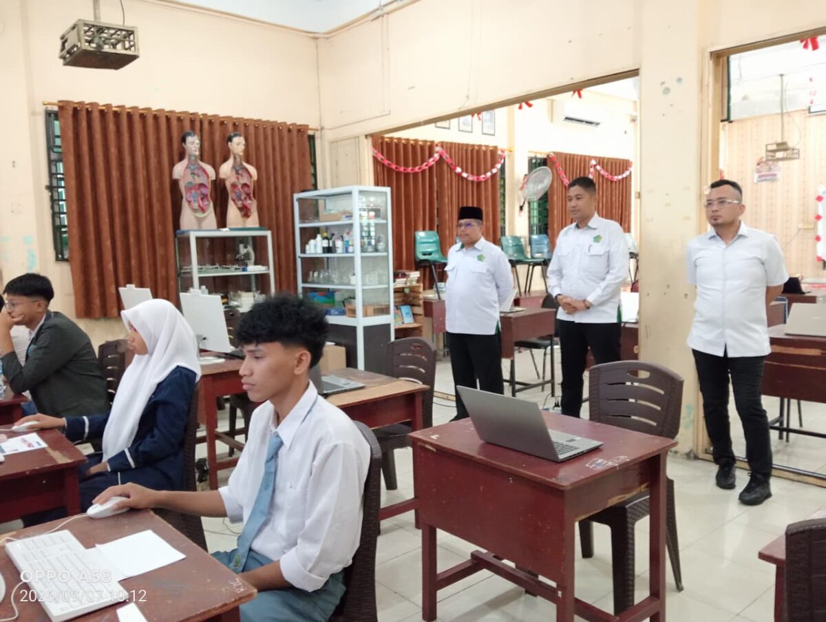 Kabid Pendidikan Madrasah Kanwil Kemenag, H. Zulkarnain Umar, bersama Kasi Pendidikan Madrasah Kemenag Kota Batam Andika Setiawan, S.H., M.H., turut meninjau langsung pelaksanaan OMI 2026 di MAN 2 Batam. Foto:Istimewa