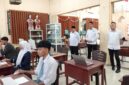 Kabid Pendidikan Madrasah Kanwil Kemenag, H. Zulkarnain Umar, bersama Kasi Pendidikan Madrasah Kemenag Kota Batam Andika Setiawan, S.H., M.H., turut meninjau langsung pelaksanaan OMI 2026 di MAN 2 Batam. Foto:Istimewa