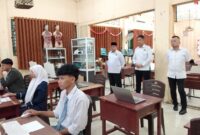 Kabid Pendidikan Madrasah Kanwil Kemenag, H. Zulkarnain Umar, bersama Kasi Pendidikan Madrasah Kemenag Kota Batam Andika Setiawan, S.H., M.H., turut meninjau langsung pelaksanaan OMI 2026 di MAN 2 Batam. Foto:Istimewa