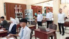 Kabid Pendidikan Madrasah Kanwil Kemenag, H. Zulkarnain Umar, bersama Kasi Pendidikan Madrasah Kemenag Kota Batam Andika Setiawan, S.H., M.H., turut meninjau langsung pelaksanaan OMI 2026 di MAN 2 Batam. Foto:Istimewa