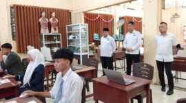 Kabid Pendidikan Madrasah Kanwil Kemenag, H. Zulkarnain Umar, bersama Kasi Pendidikan Madrasah Kemenag Kota Batam Andika Setiawan, S.H., M.H., turut meninjau langsung pelaksanaan OMI 2026 di MAN 2 Batam. Foto:Istimewa