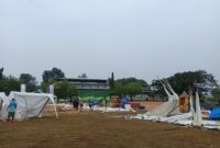 Tiang-tiang tenda patah. Atap dan perlengkapan lapak berserakan di sekitar lapangan diterjang angin kencang, Kamis (10/9/2026). Foto:Istimewa