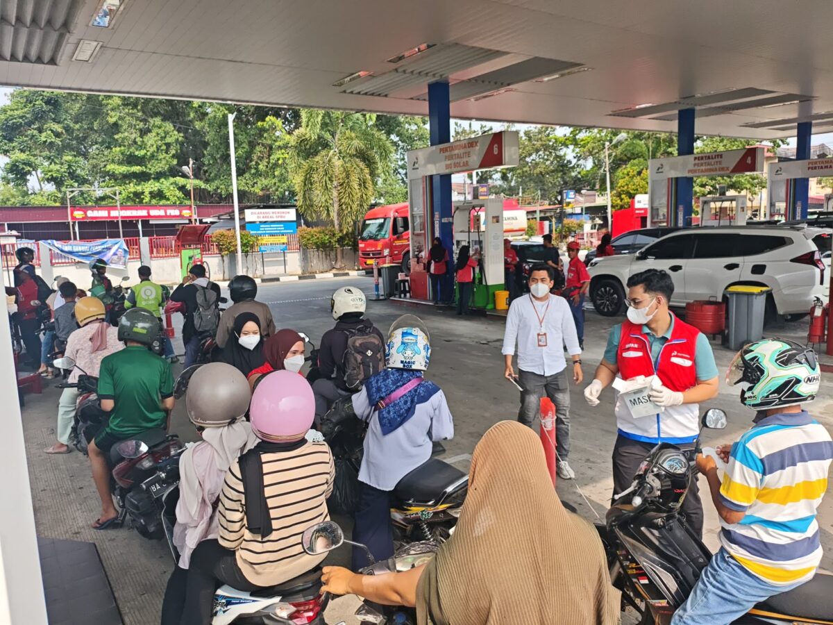 Pertamina salurkan masker ke warga di Padang. Foto:istimewa