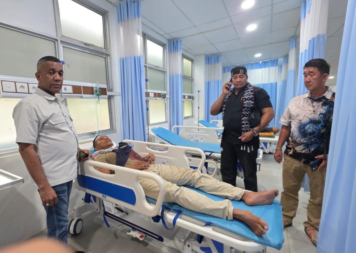 Ketua Umum PK NTT Kota Batam, Mohammad Agung Teibang tengah dan tokoh masyarakat. Foto:Istimewa