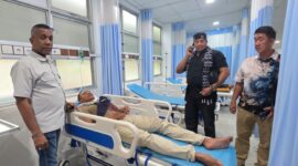 Ketua Umum PK NTT Kota Batam, Mohammad Agung Teibang tengah dan tokoh masyarakat. Foto:Istimewa