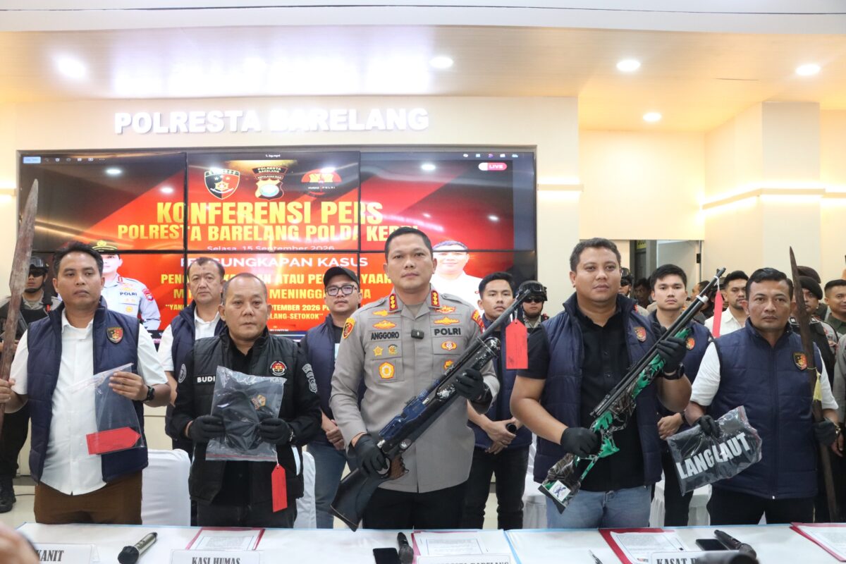 Kapolresta Barelang Kombes Pol Anggoro Wicaksono saat menunjukkan barang bukti kasus bentrok konflik lahan di Setokok Batam dalam jumpa pers, Selasa (15/9/2026). Foto:Istimewa