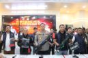Kapolresta Barelang Kombes Pol Anggoro Wicaksono saat menunjukkan barang bukti kasus bentrok konflik lahan di Setokok Batam dalam jumpa pers, Selasa (15/9/2026). Foto:Istimewa