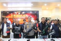 Kapolresta Barelang Kombes Pol Anggoro Wicaksono saat menunjukkan barang bukti kasus bentrok konflik lahan di Setokok Batam dalam jumpa pers, Selasa (15/9/2026). Foto:Istimewa