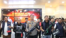 Kapolresta Barelang Kombes Pol Anggoro Wicaksono saat menunjukkan barang bukti kasus bentrok konflik lahan di Setokok Batam dalam jumpa pers, Selasa (15/9/2026). Foto:Istimewa