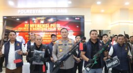 Kapolresta Barelang Kombes Pol Anggoro Wicaksono saat menunjukkan barang bukti kasus bentrok konflik lahan di Setokok Batam dalam jumpa pers, Selasa (15/9/2026). Foto:Istimewa