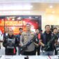Kapolresta Barelang Kombes Pol Anggoro Wicaksono saat menunjukkan barang bukti kasus bentrok konflik lahan di Setokok Batam dalam jumpa pers, Selasa (15/9/2026). Foto:Istimewa