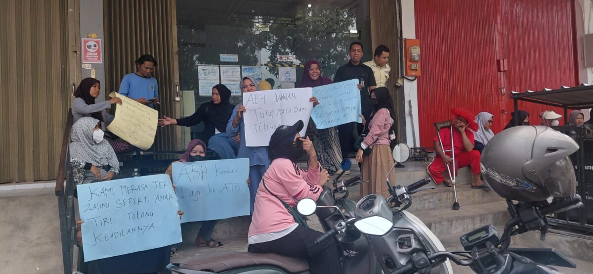 Warga Kampung Tua Dapur 12, RT 02/RW 09, Kecamatan Sagulung, Batam, mendatangi Kantor Cabang Air Batam Hilir (ABH) Batuaji, Kamis (17/9/2026). Foto:Istimewa