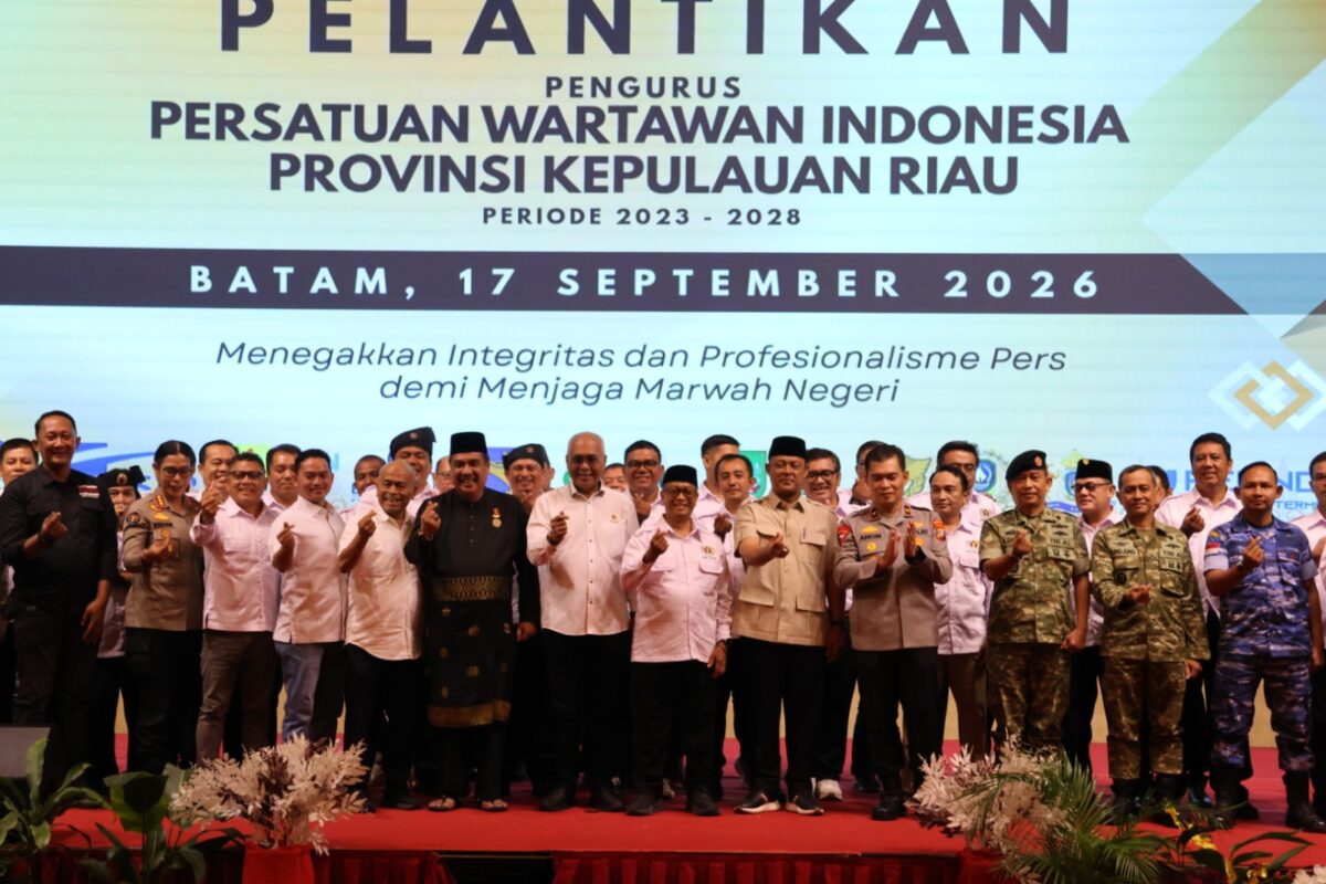 Ketua Umum PWI Pusat, Akhmad Munir, melantik ulang pengurus Persatuan Wartawan Indonesia (PWI) Kepulauan Riau (Kepri) untuk sisa masa bakti 2023–2028 di Ballroom Harmoni One, Batam Center, Kamis (17/9/2026). Foto:Istimewa