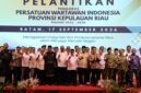 Ketua Umum PWI Pusat, Akhmad Munir, melantik ulang pengurus Persatuan Wartawan Indonesia (PWI) Kepulauan Riau (Kepri) untuk sisa masa bakti 2023–2028 di Ballroom Harmoni One, Batam Center, Kamis (17/9/2026). Foto:Istimewa