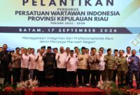 Ketua Umum PWI Pusat, Akhmad Munir, melantik ulang pengurus Persatuan Wartawan Indonesia (PWI) Kepulauan Riau (Kepri) untuk sisa masa bakti 2023–2028 di Ballroom Harmoni One, Batam Center, Kamis (17/9/2026). Foto:Istimewa
