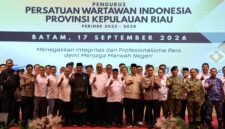 Ketua Umum PWI Pusat, Akhmad Munir, melantik ulang pengurus Persatuan Wartawan Indonesia (PWI) Kepulauan Riau (Kepri) untuk sisa masa bakti 2023–2028 di Ballroom Harmoni One, Batam Center, Kamis (17/9/2026). Foto:Istimewa